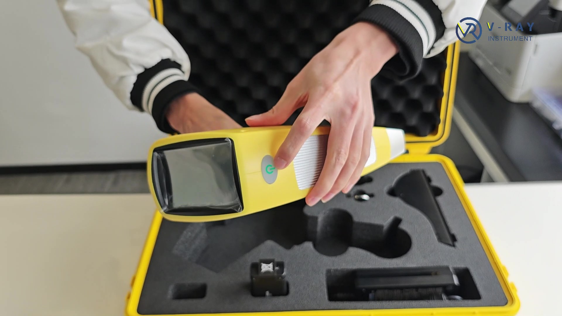 Handheld XRF analyzer VR-H5 for precious metal testing, only weight 1.6kg